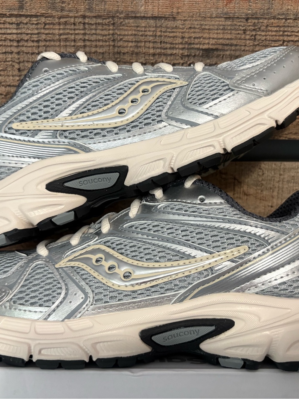 Saucony Silver and Cream Mesh Running Shoes women’s 8 a men’s 6.5.